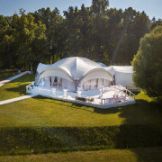 Открытая площадка с шатром для проведения мероприятий на природе