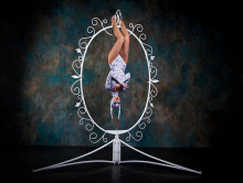 Номер девушка в зеркале на 23 февраля