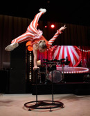 Артисты цирка в различных образах на 8 марта