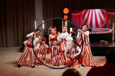 Артисты цирка в различных образах на 8 марта