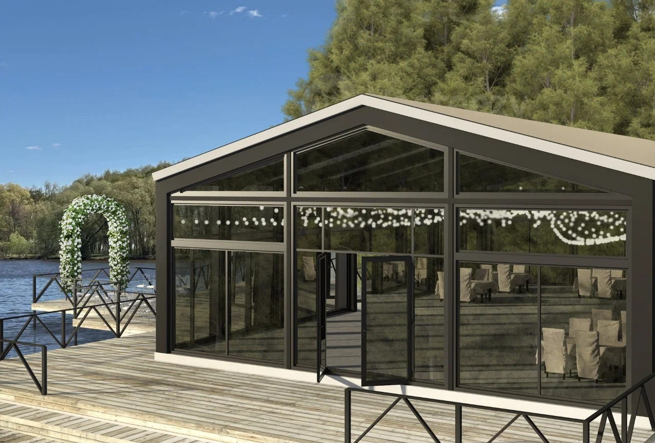 Площадка с шатром для мероприятий на берегу Клязьминского водохранилища