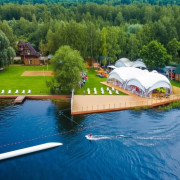 шатер и площадка для мероприятий у воды в Подмосковье