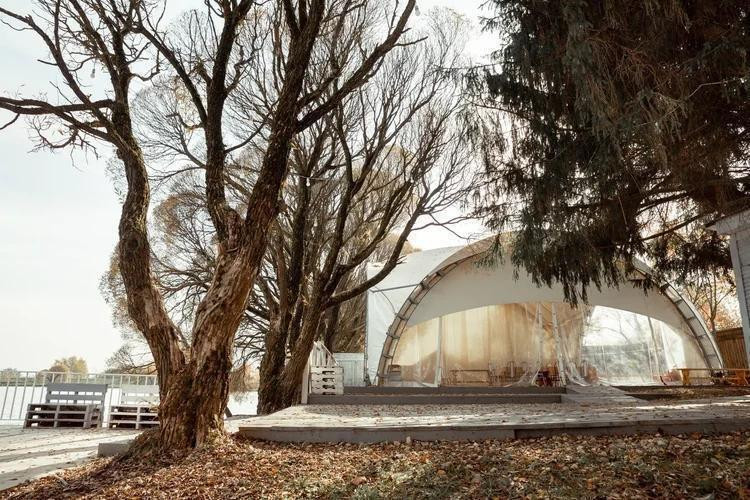 Площадка с шатром для мероприятий у воды в Подмосковье