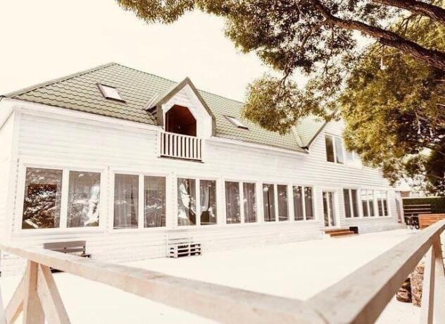 Теплая веранда у воды для мероприятий в Подмосковье