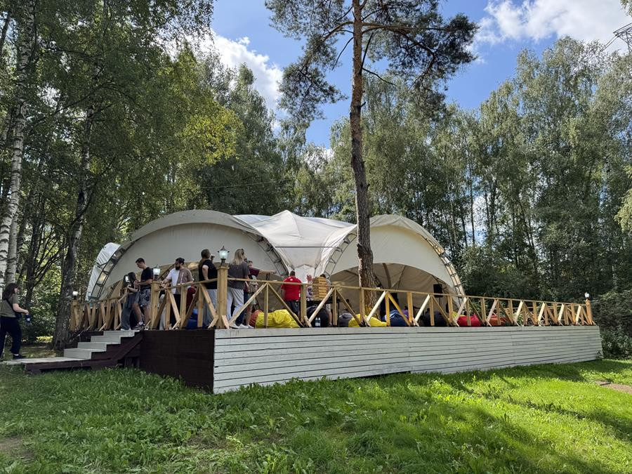 Летняя площадка с шатром для мероприятий на Клязьминском водохранилище