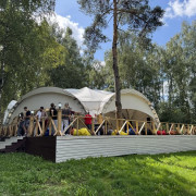 Летняя площадка с шатром для мероприятий на Клязьминском водохранилище