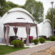 шатер с площадкой у воды для проведения мероприятий 