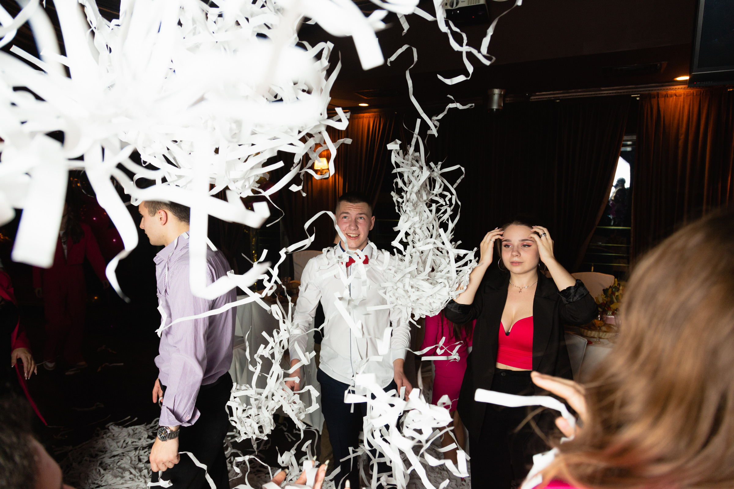 Бумажное шоу на мероприятие