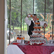 Пирамида из бокалов шампанского