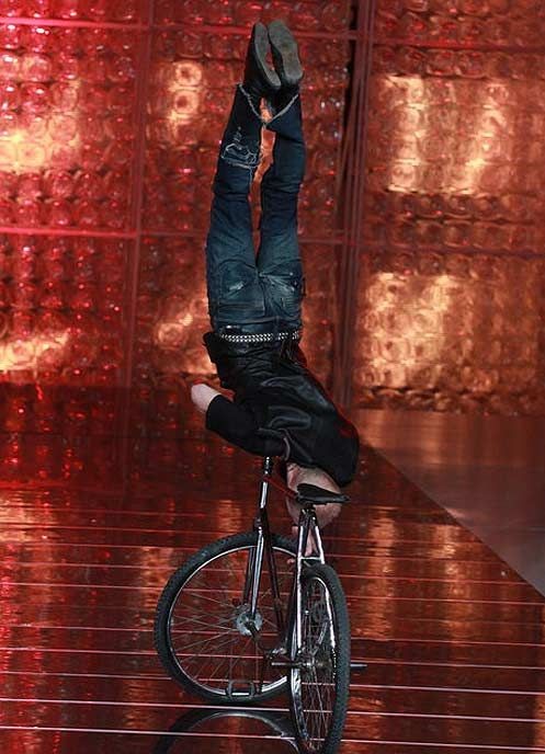 Цирковой номер Сумасшедший велосипед