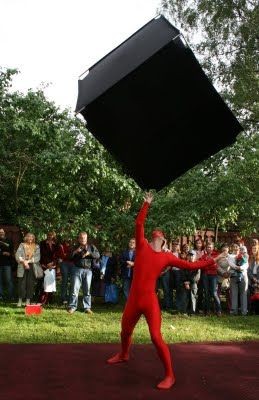 Цирковой номер Человек в черном кубе