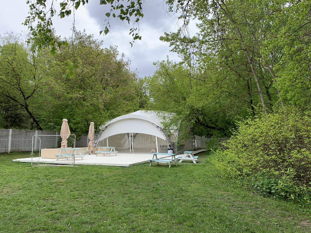 летняя площадка с шатром для мероприятий в москве