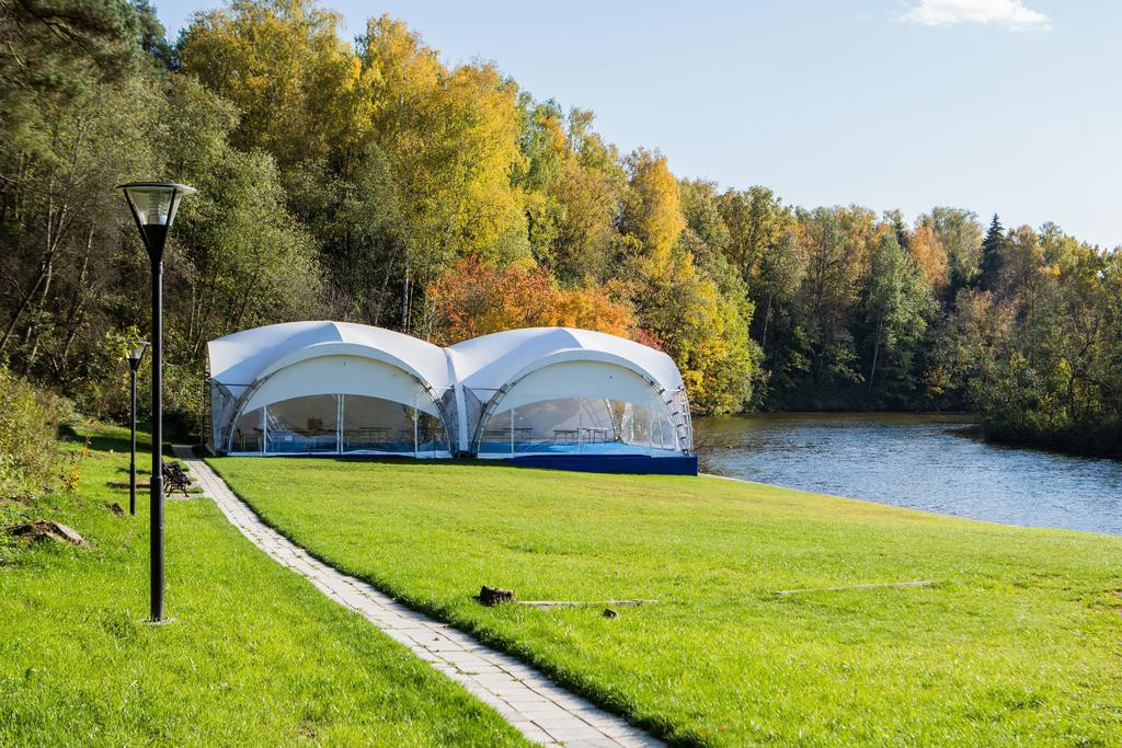 шатер с площадкой у воды для мероприятий